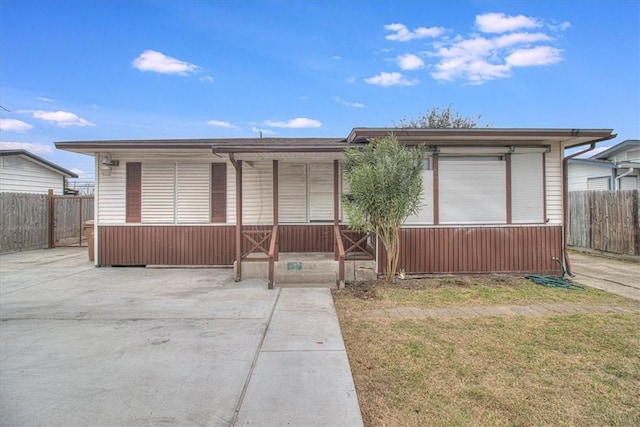 single story home featuring a front yard and a porch