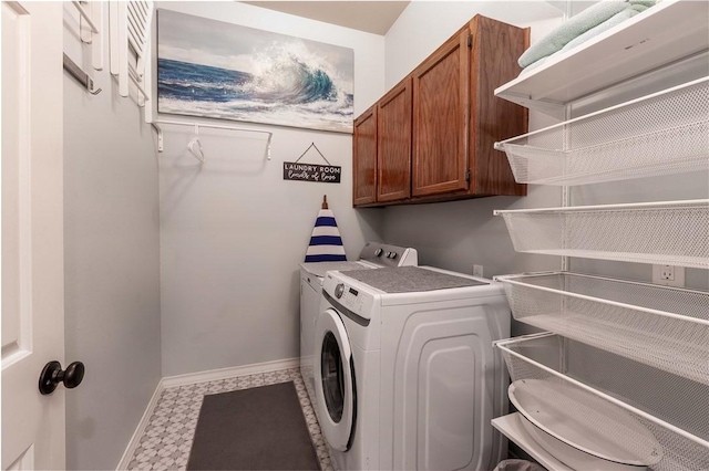 washroom featuring cabinets and washing machine and dryer