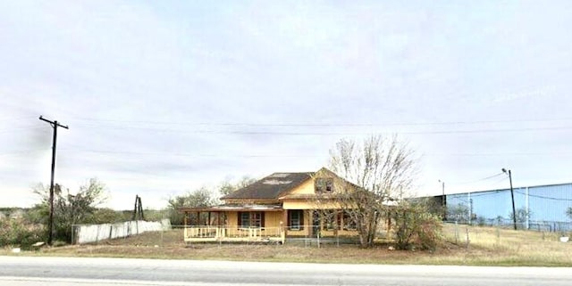 view of front of house with covered porch and fence