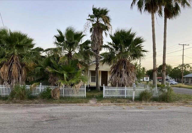 401 Park St, Taft, TX 78390 - obstructed view of property featuring a fenced front yard