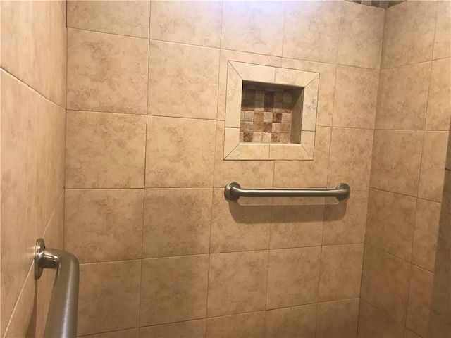 room details featuring tiled shower