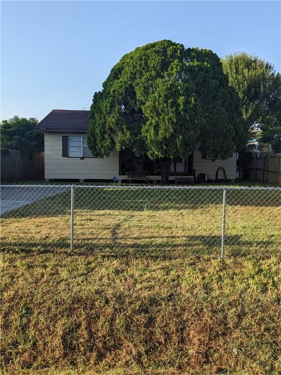 view of front of house featuring a front lawn