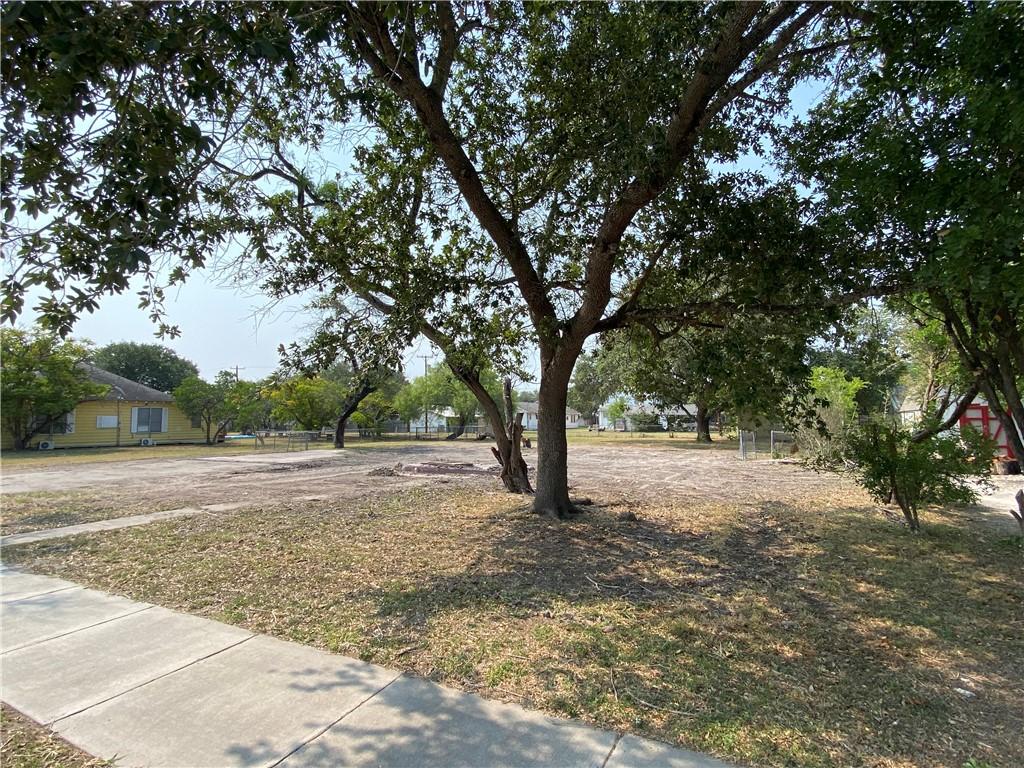 1019 E Sinton St, Sinton, TX 78387 - photo 3