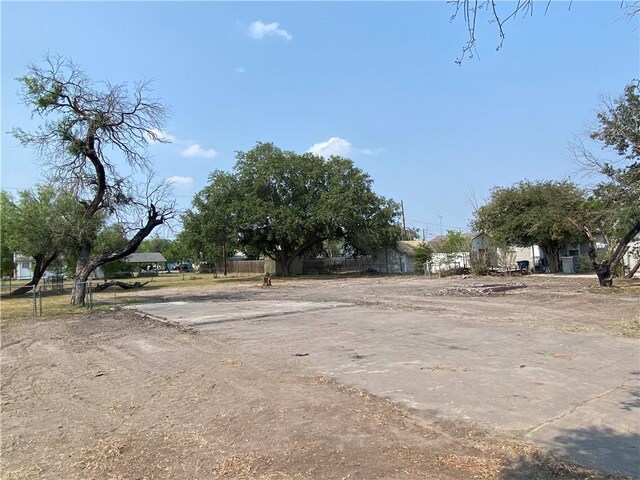 1019 E Sinton St, Sinton, TX 78387 - photo 1