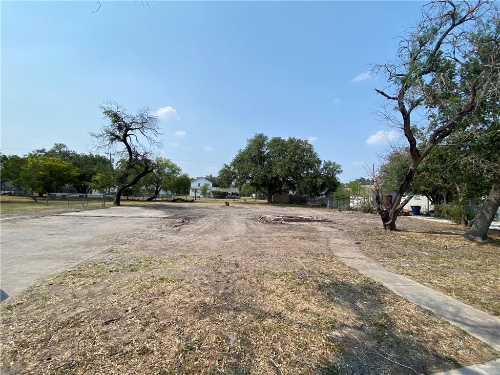 1019 E Sinton St, Sinton, TX 78387 - photo 2