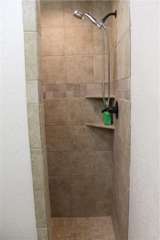 bathroom featuring a tile shower