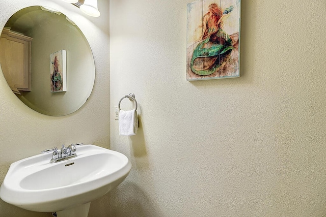 bathroom featuring sink