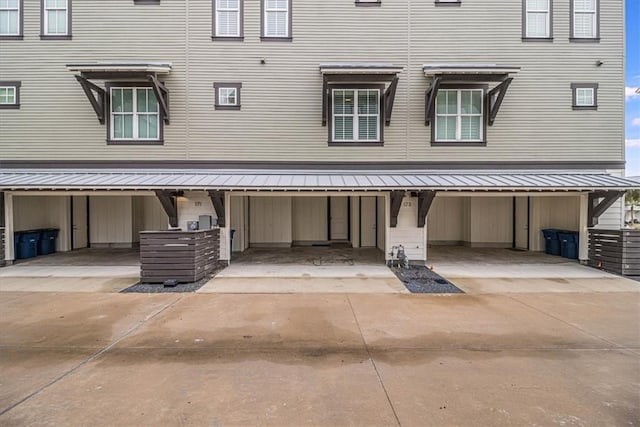 view of front facade featuring concrete driveway