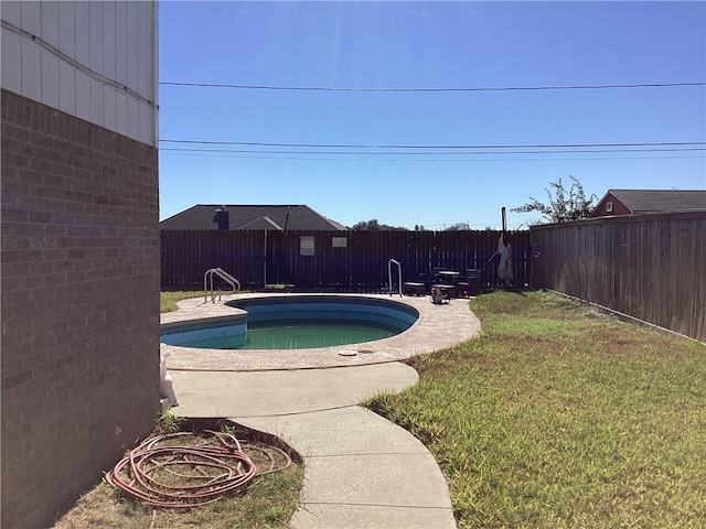 view of pool featuring a yard