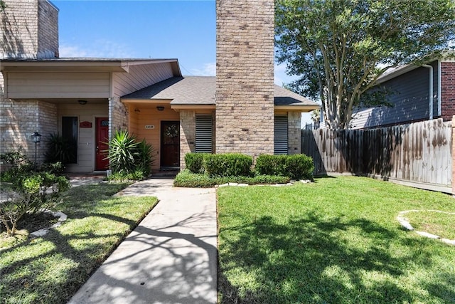 view of front of house featuring a front yard