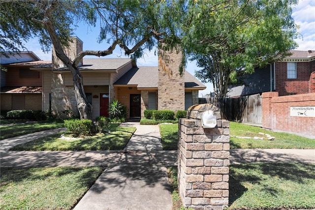 view of front of house featuring a front lawn