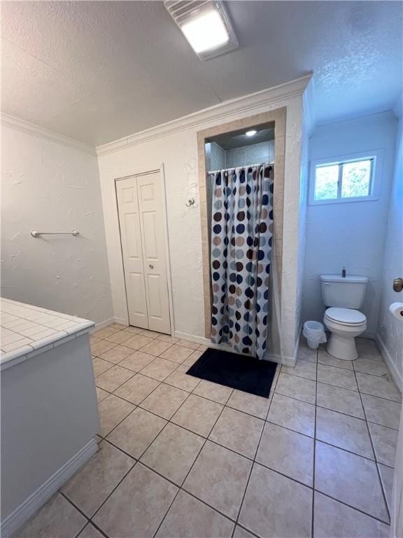 bathroom with a shower with shower curtain, toilet, a textured ceiling, and crown molding