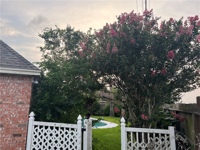 view of yard at dusk