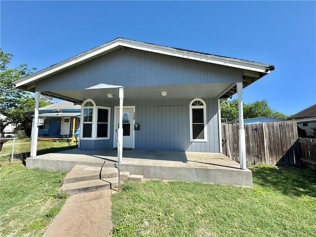 view of front facade with a front yard and fence