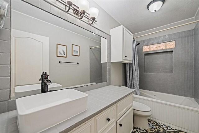149 Rossiter St, Corpus Christi, TX 78411 - full bath featuring shower / tub combo with curtain, toilet, and vanity