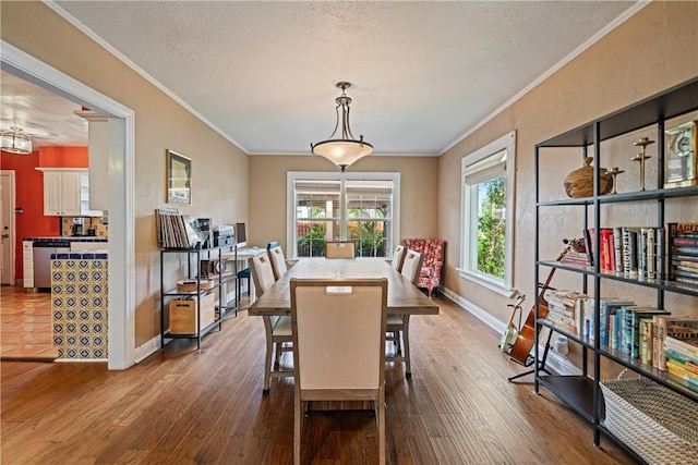 149 Rossiter St, Corpus Christi, TX 78411 - dining space with crown molding, wood finished floors, and baseboards