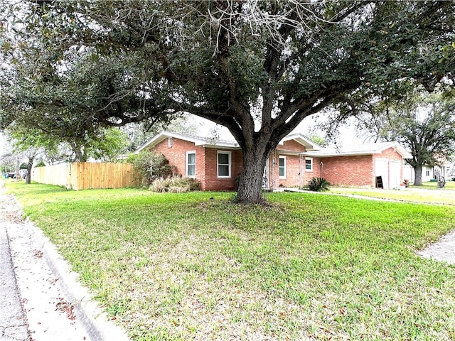 ranch-style house featuring a front lawn