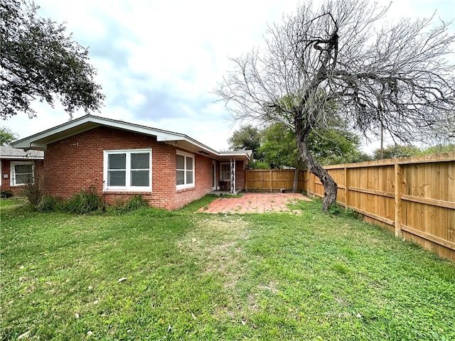 view of yard featuring a patio area