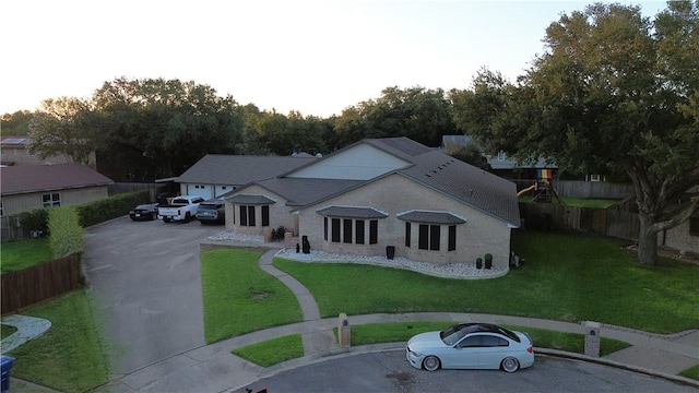 view of front facade featuring a front lawn