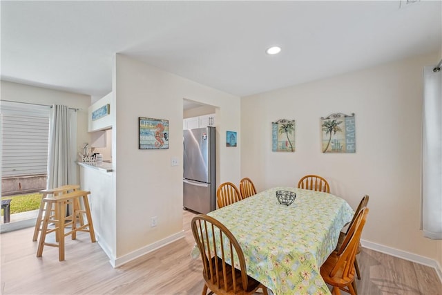 dining space featuring recessed lighting, baseboards, and light wood-style flooring