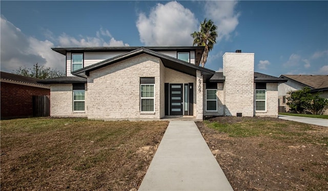 view of front of property featuring a front yard