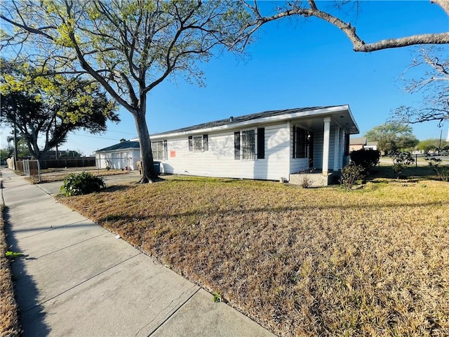 view of front of house with a front lawn