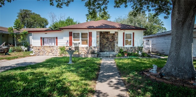 ranch-style home featuring a front lawn