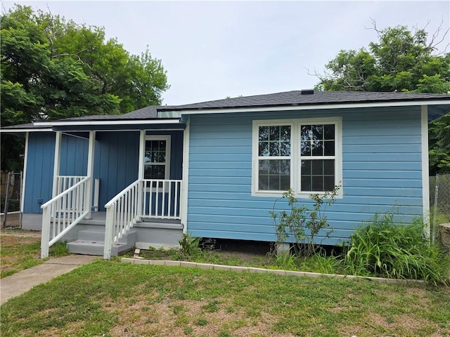 1540 Daytona Dr, Corpus Christi, TX 78415 - view of front facade with a front yard