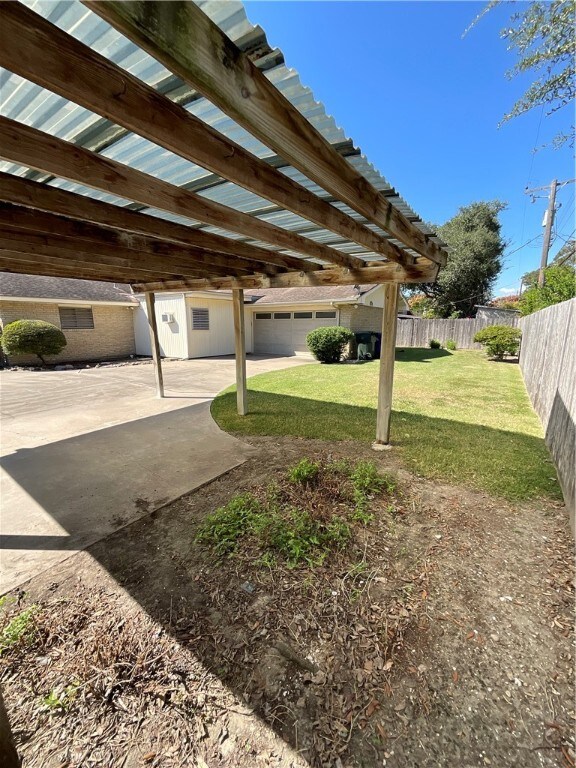 view of yard featuring a patio