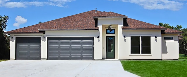 view of front facade featuring a front lawn