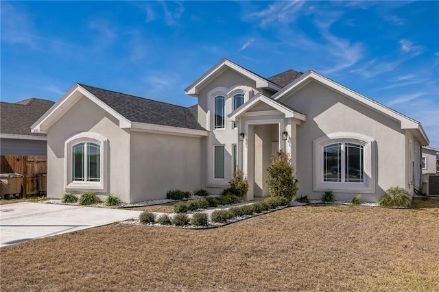 view of front facade with a front lawn