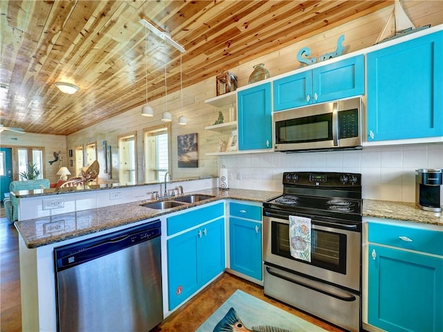 kitchen featuring sink, stainless steel appliances, kitchen peninsula, and blue cabinetry