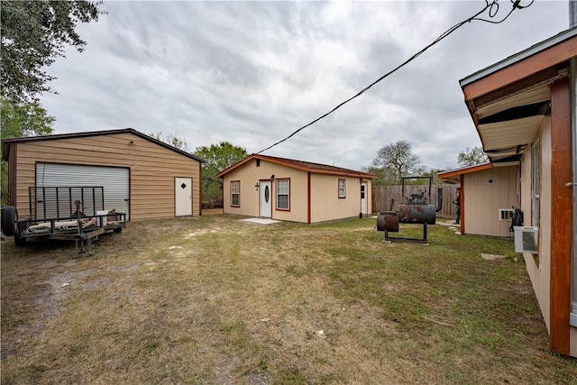 view of yard featuring an outbuilding