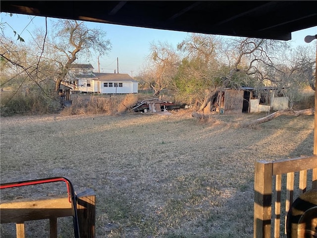 view of yard featuring an outbuilding