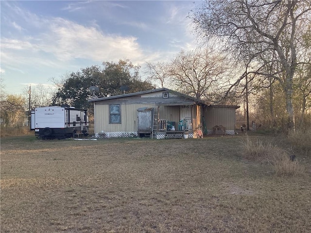 view of front of property featuring a front yard