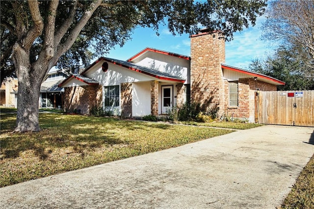 view of front of property featuring a front yard