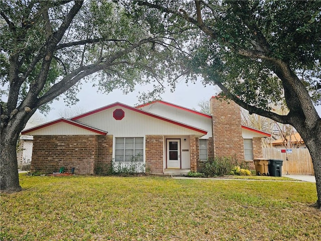 ranch-style home featuring a front lawn