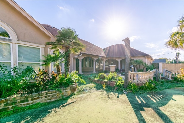 view of front of property featuring a front yard