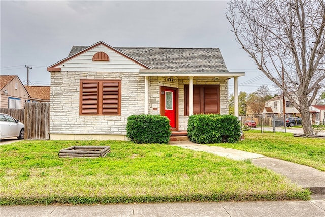 bungalow featuring a front lawn