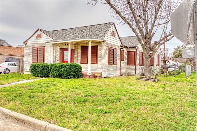 view of front of house featuring a front lawn