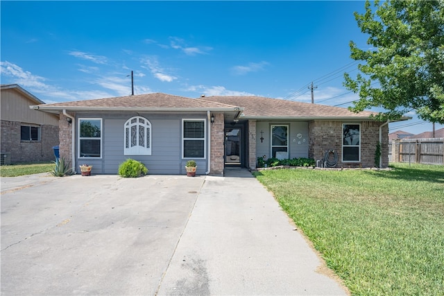 ranch-style home featuring a front lawn