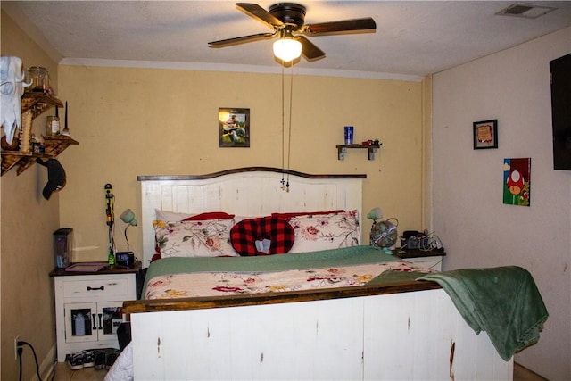 405 W Walton St, Beeville, TX 78102 - bedroom with ceiling fan