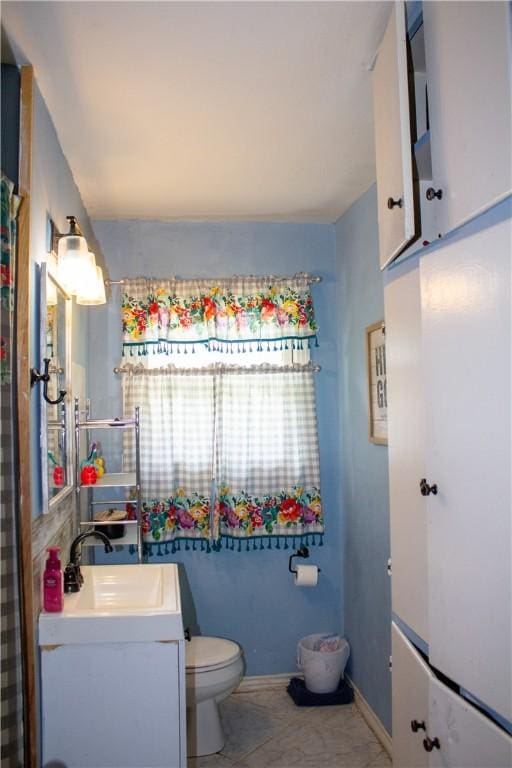 405 W Walton St, Beeville, TX 78102 - bathroom with vanity and toilet