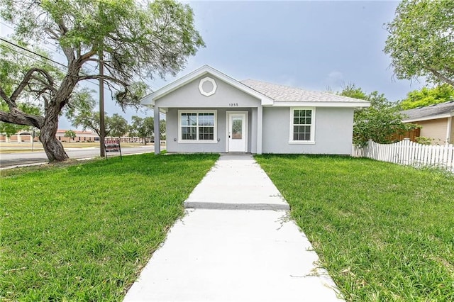 single story home featuring a front lawn