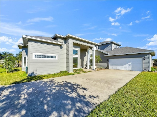 view of front facade featuring a garage and a front yard