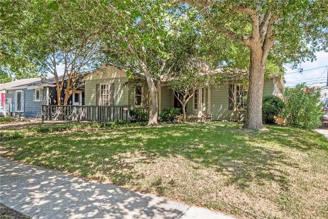 view of front of property featuring a front yard