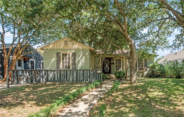 view of front of house featuring a front lawn