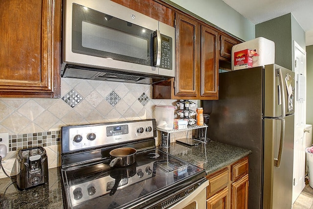 kitchen with backsplash and appliances with stainless steel finishes