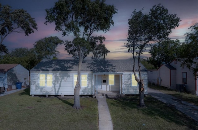 1113 Annapolis Dr, Corpus Christi, TX 78404 - ranch-style home featuring a porch and a front yard