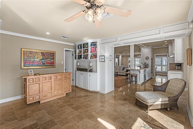 living area featuring visible vents, baseboards, a ceiling fan, ornamental molding, and recessed lighting